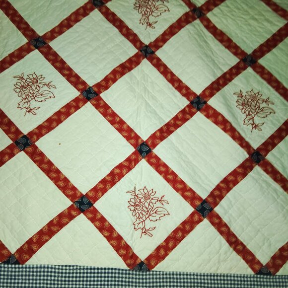 SHABBY CHIC QUILT EMBROIDERED FLORAL PAISLEY SCALLOPED HANDMADE COTTAGE 83 x 80 - Picture 2 of 5